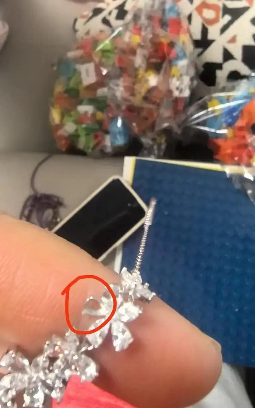 缺钻银饰秒换新！
 
刚买的银手链到家就掉钻，商家一句“离柜概不负责”差点把我噎
