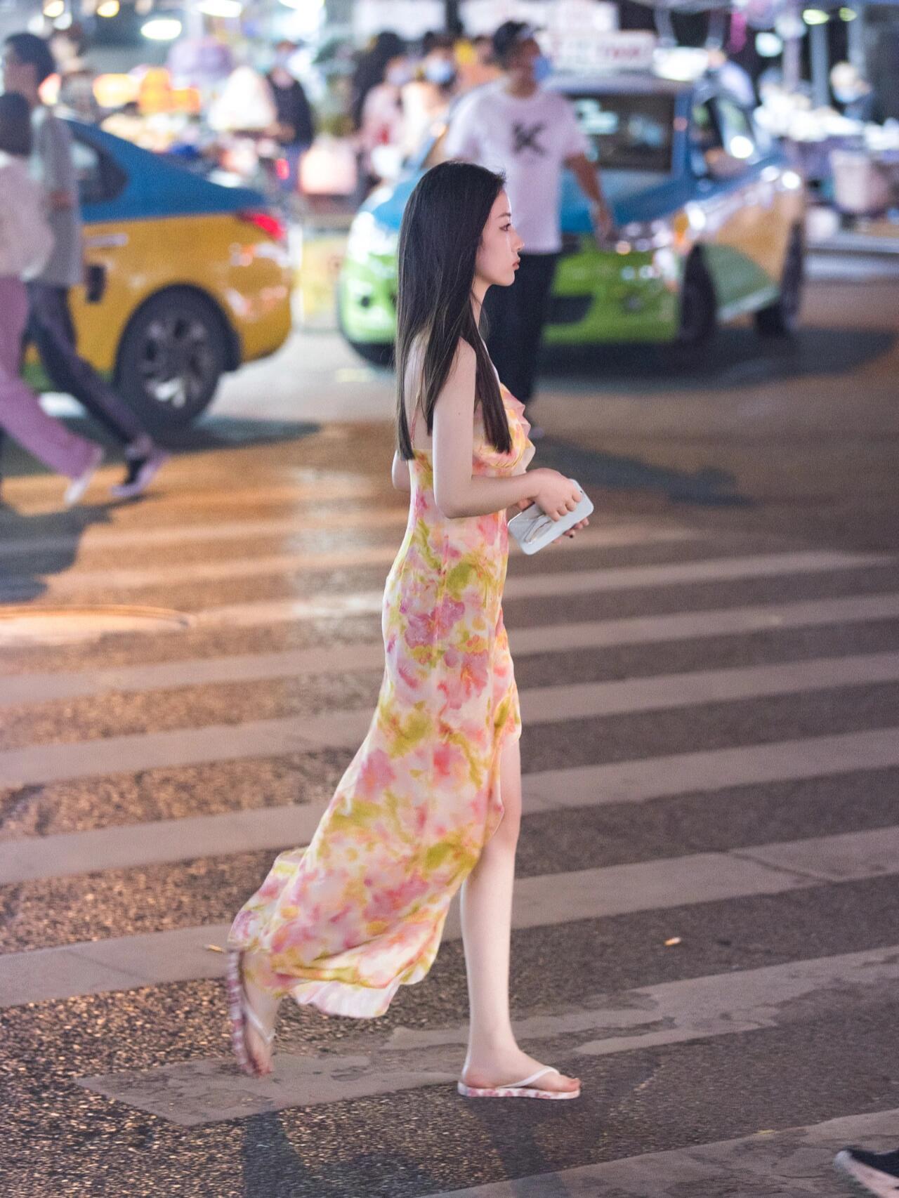 2026.6.30 街拍分享
夜市夜景街拍合集来啦！灯光衬得穿搭超有氛围感，碎花