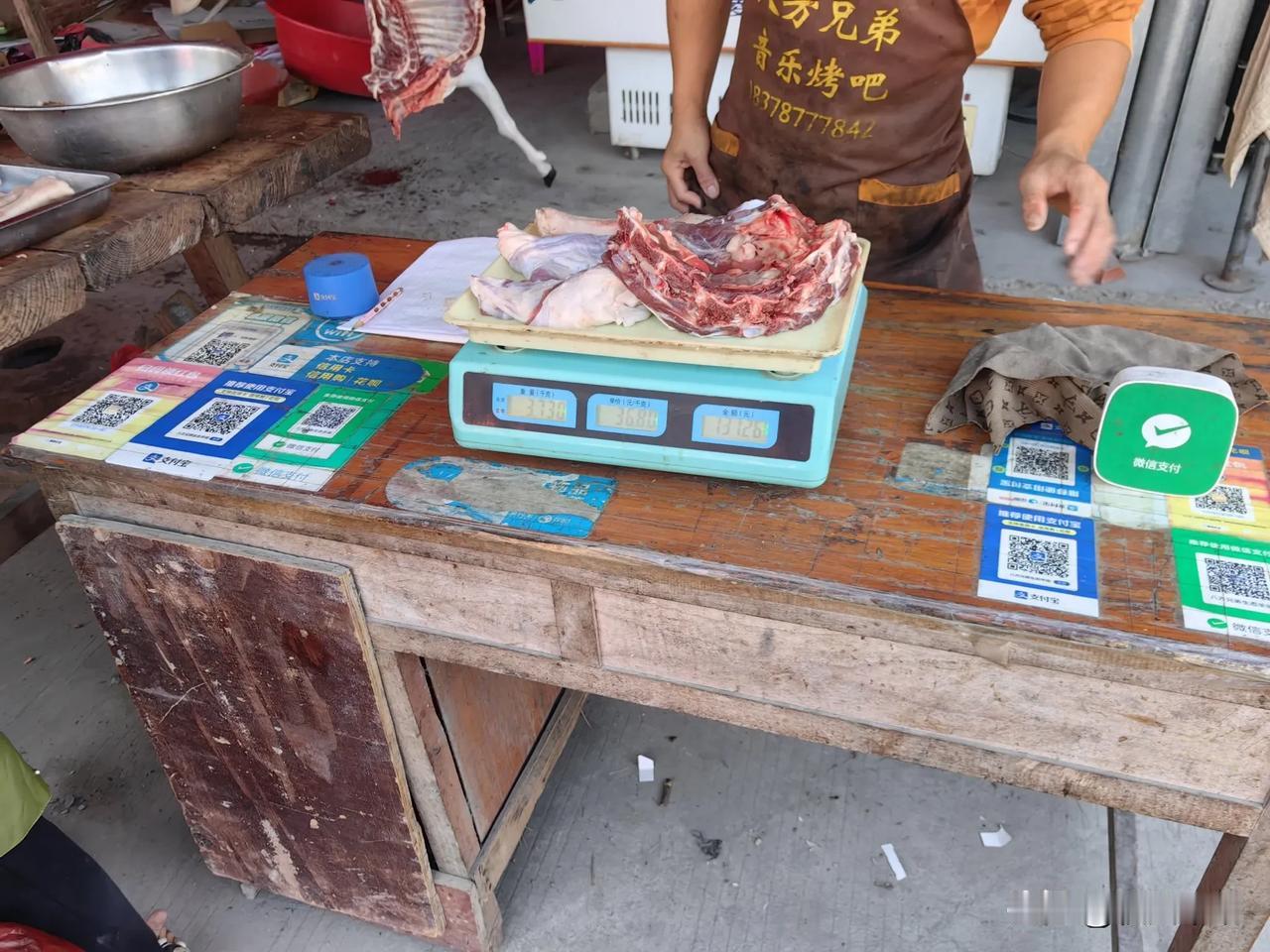天冷了，吃羊肉可以御寒大补！外加一个羊脚，算每斤36.8元贵吗？买羊肉的快点哈 