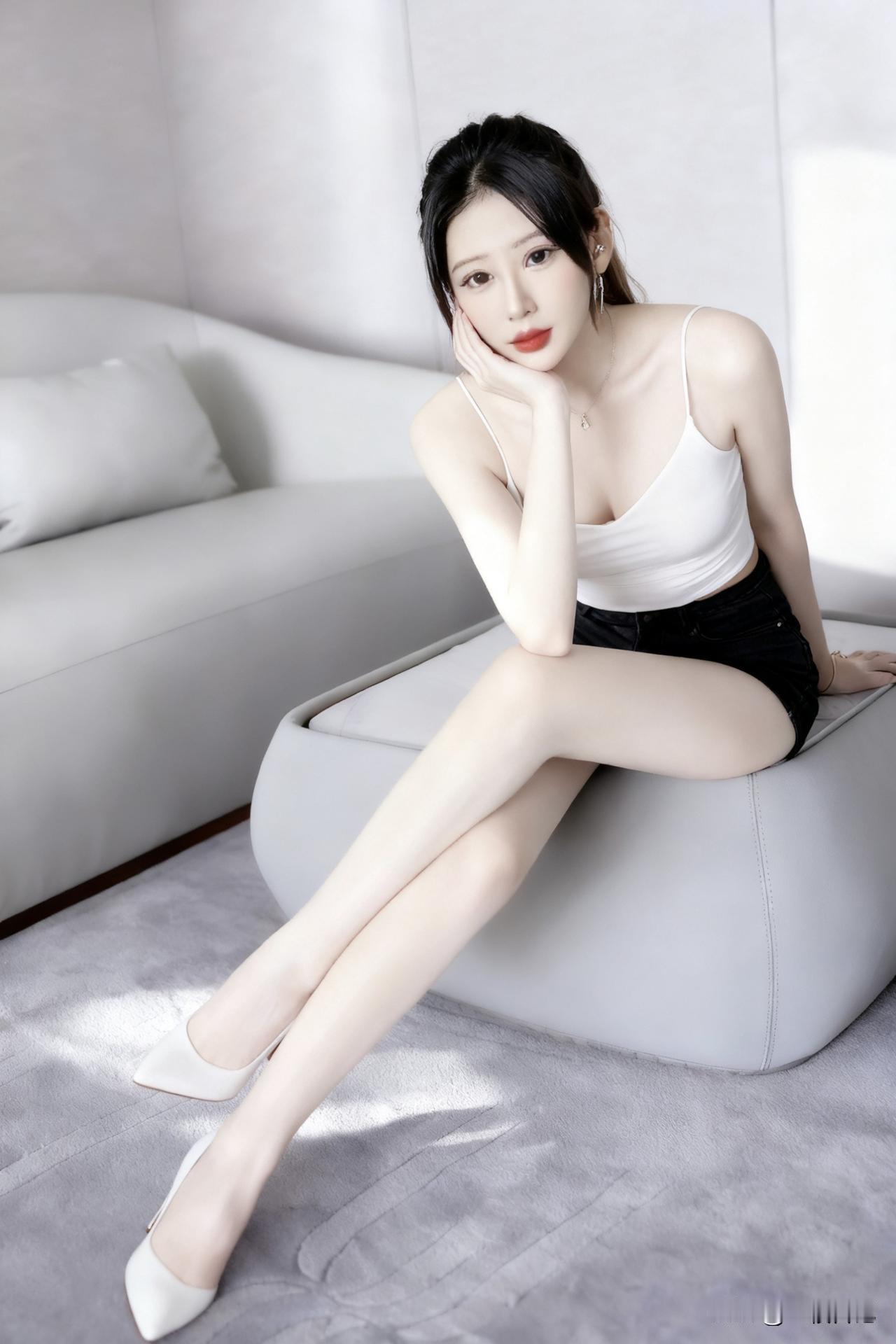 气质穿搭怎么穿才恰到好处?牛仔短裤+白色细跟高跟鞋摄影气质穿搭 随拍 显高显瘦穿