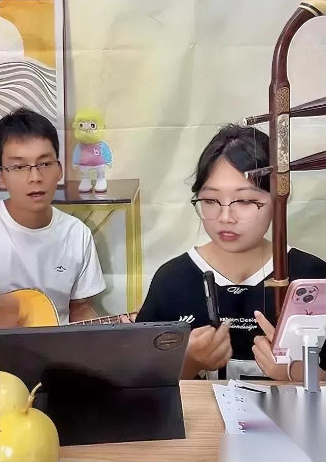 唐尚珺又上热搜了

这次跟考试没关系

不少人说他终于活开了

周末开直播卖百香