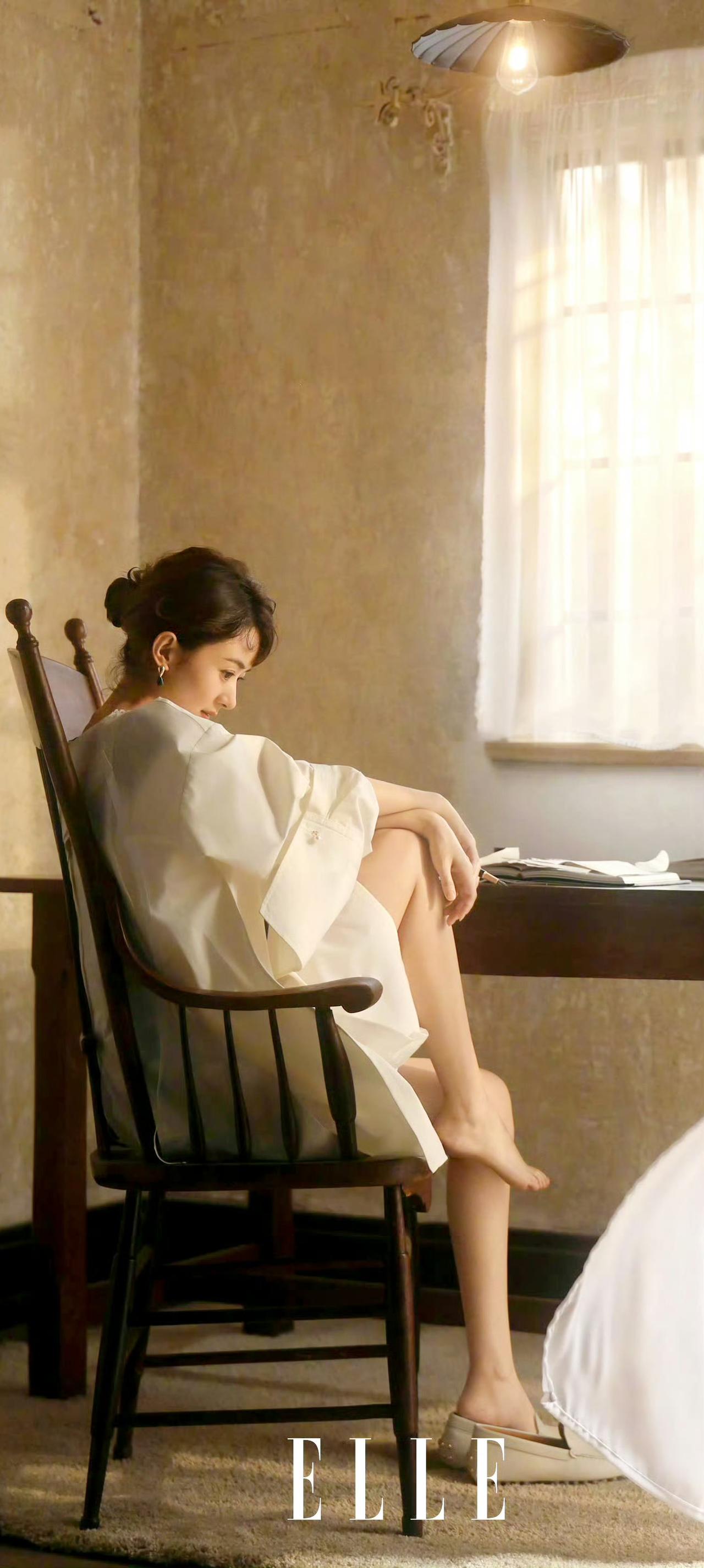 赵丽颖ELLE大片释出，松弛感与故事感拉满
 
赵丽颖登上ELLE封面，两套造型