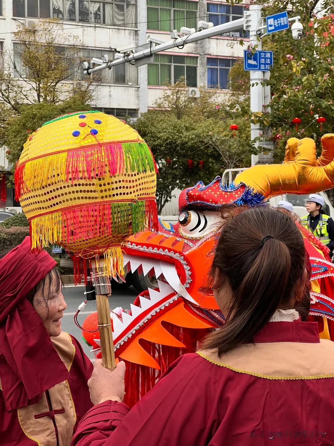 女子舞龙队！今年的庐陵舞龙大会上，来自钓源古村的龙灯队是清一色的女队员。
姐妹们