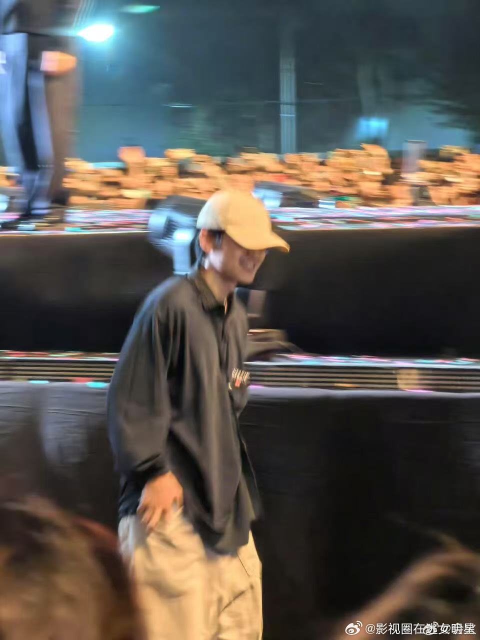 刘昊然现身回春丹演唱会 ​​​刘昊然惊喜现身回春丹北京演唱会，太羡慕在场的观众了
