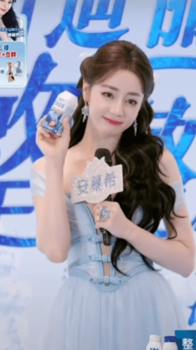 迪丽热巴冰蓝长裙高定永远不知道热巴造型的瓶颈期在哪！迪丽热巴今天这套冰蓝长裙lo