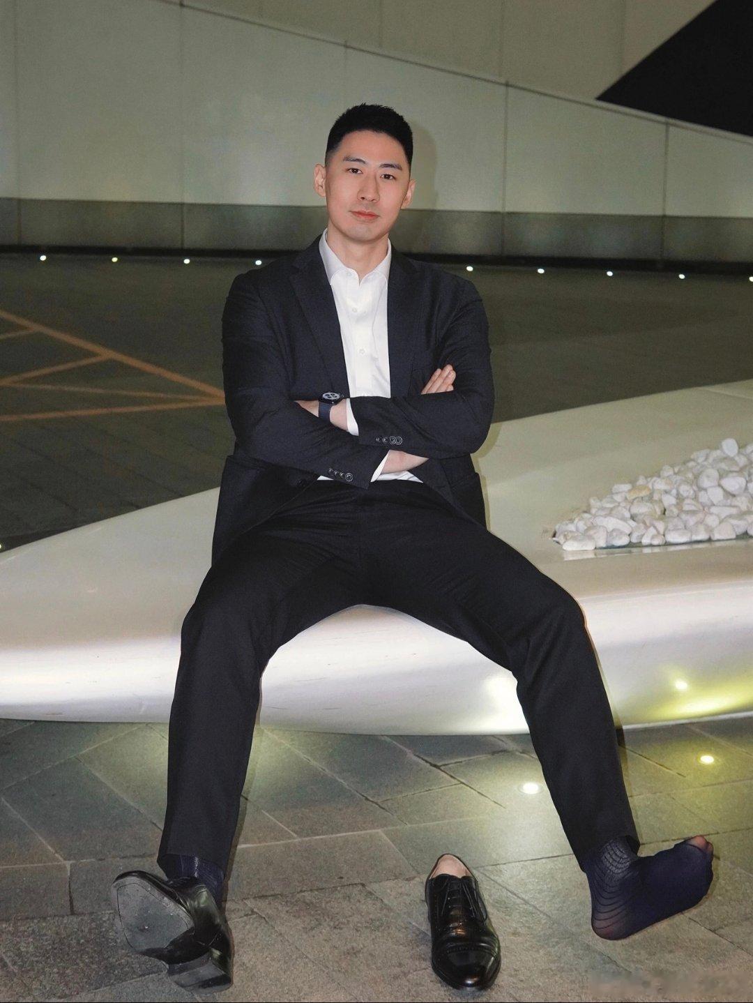 穿上正装觉得特别精神体育生 ​​​