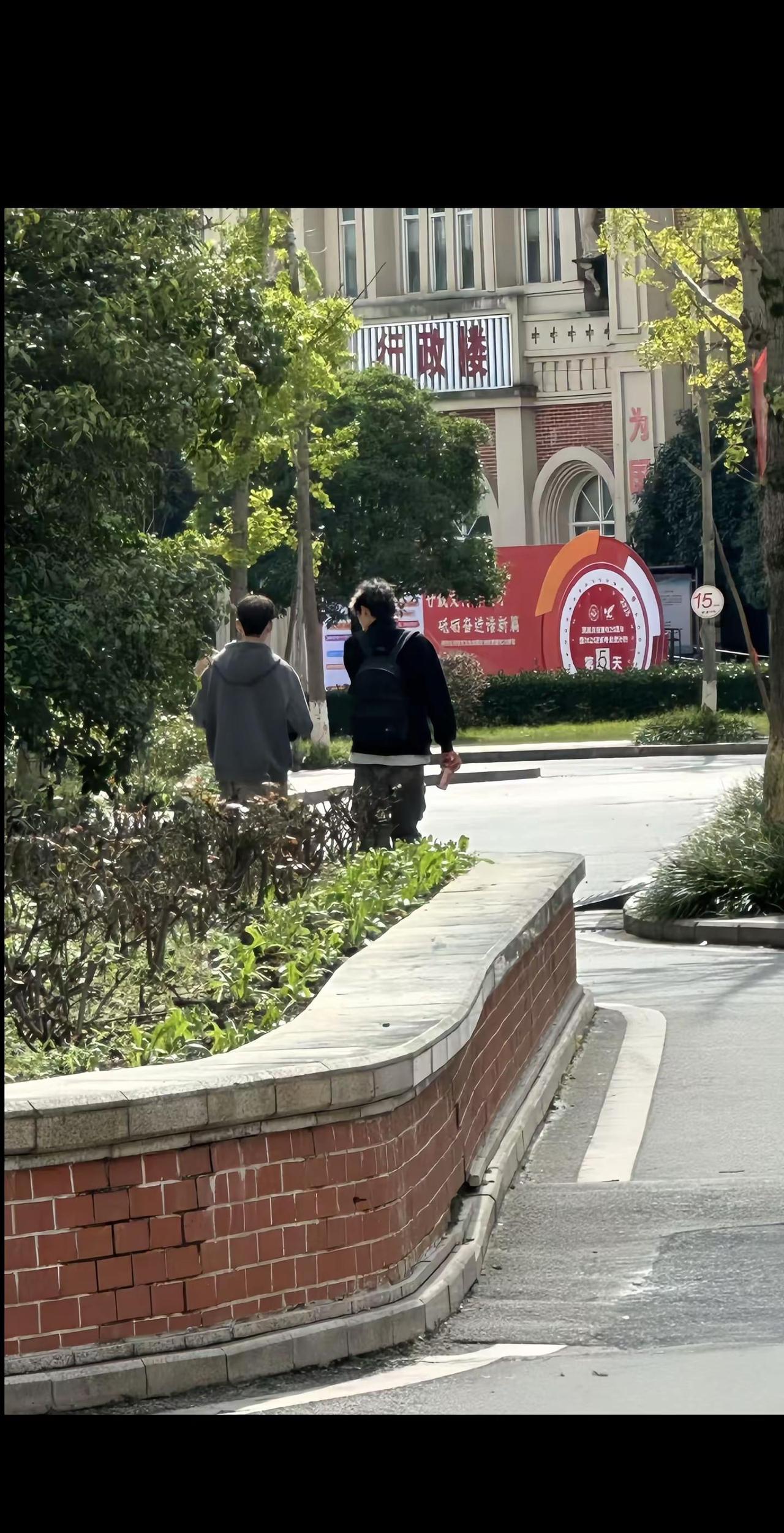我什么都懂，我们的故事早就画上句号。可很多瞬间，还是会下意识想起你。回头才发现，