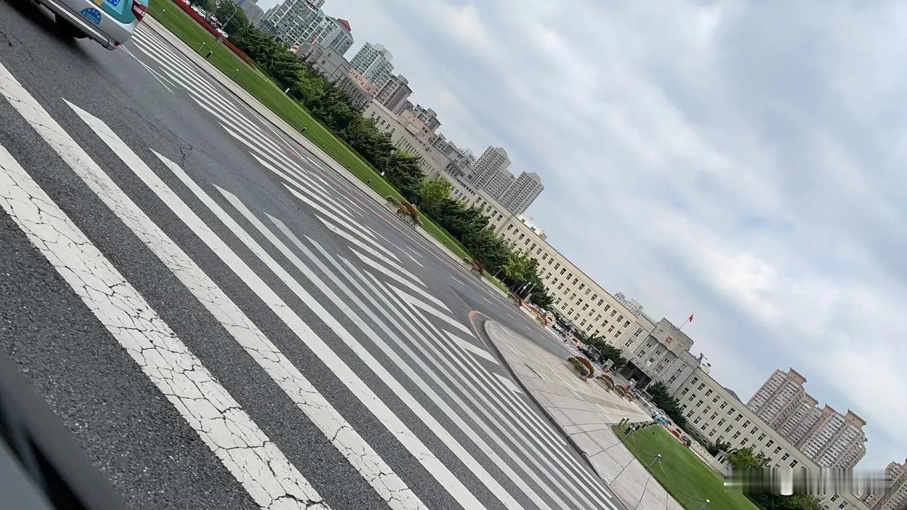 “细雨”对“微风”，皆为自然现象且较为轻柔；“滋”与“抚”都是动词，且都有轻柔呵