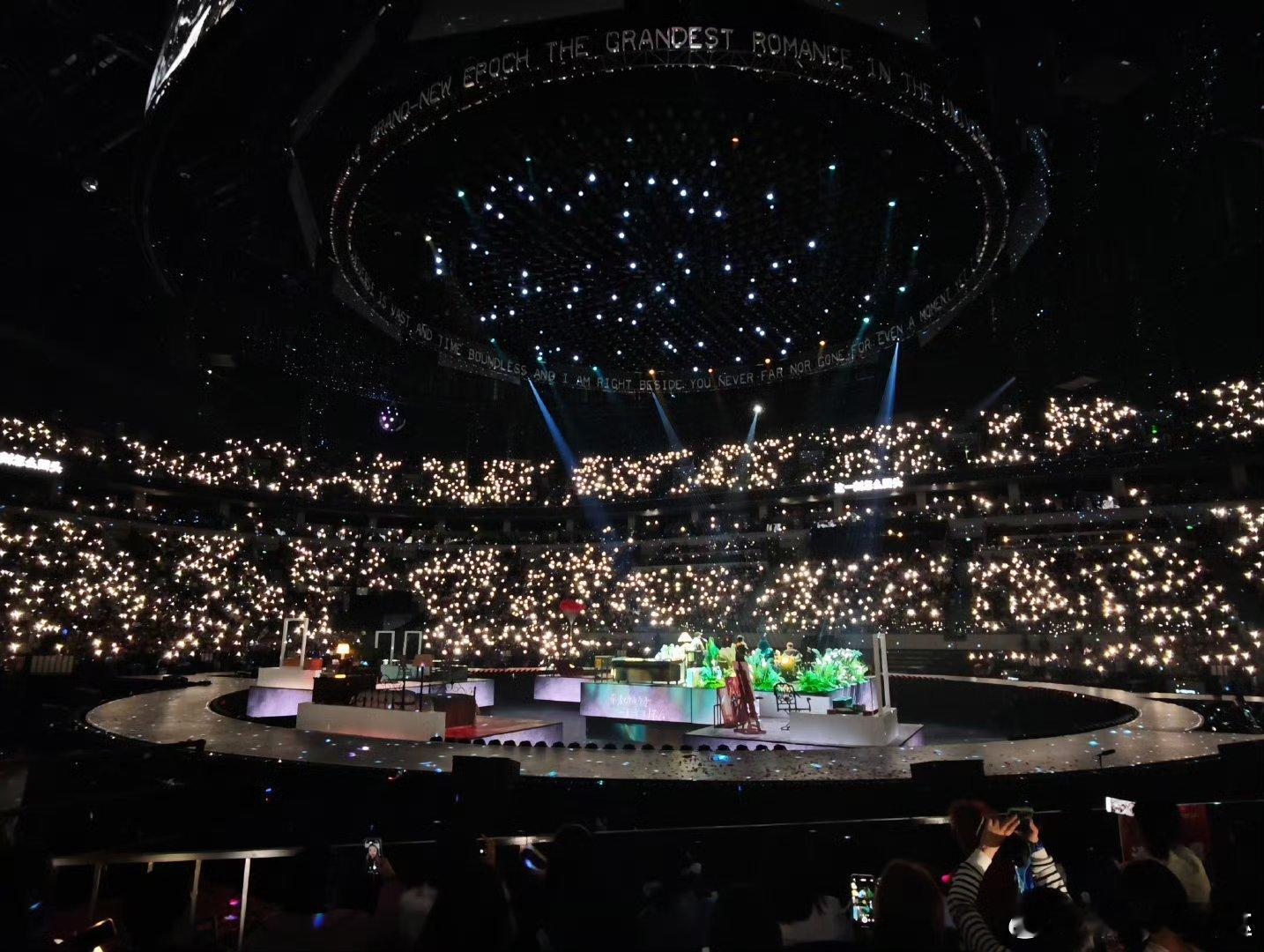 张杰新春演唱会是一部连续剧张杰这波太会了！新春演唱会成大型连续剧，九场舞台集齐亲