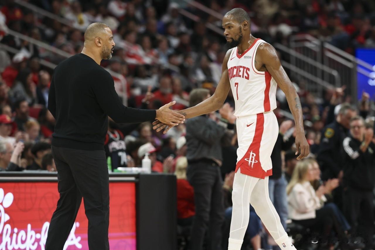 【杜兰特正在体会杰伦格林上赛季的感觉，肢体语言已经显示出阿杜对球队的不满】
  