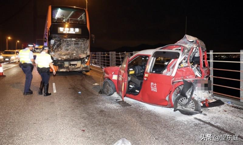 太惨了！香港青马大桥这起车祸毁掉了三个家庭。出租车被撞的一瞬间，乘客的行李箱就飞