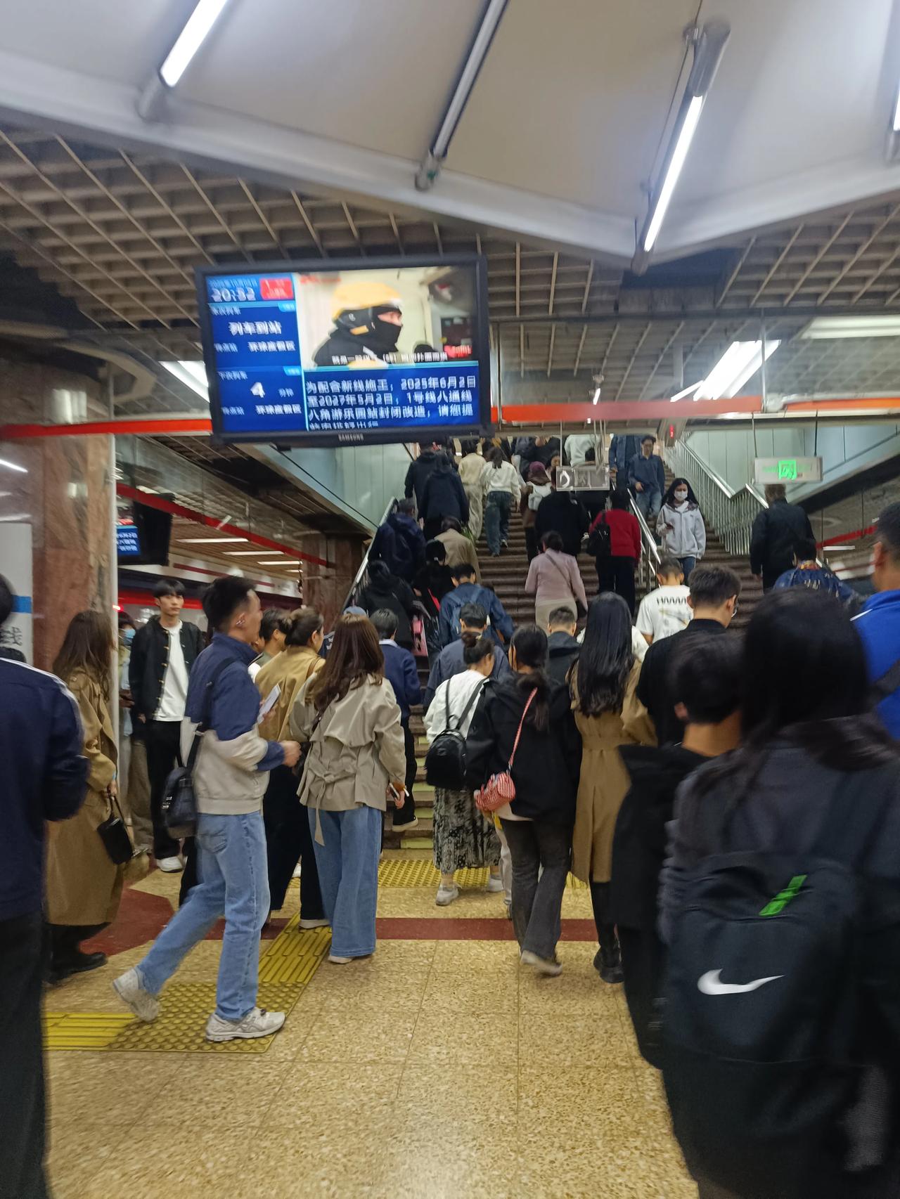 国庆小长假结束后的第一天，这地铁站里人真的太多了啊，下个节日就是2027年了啊，