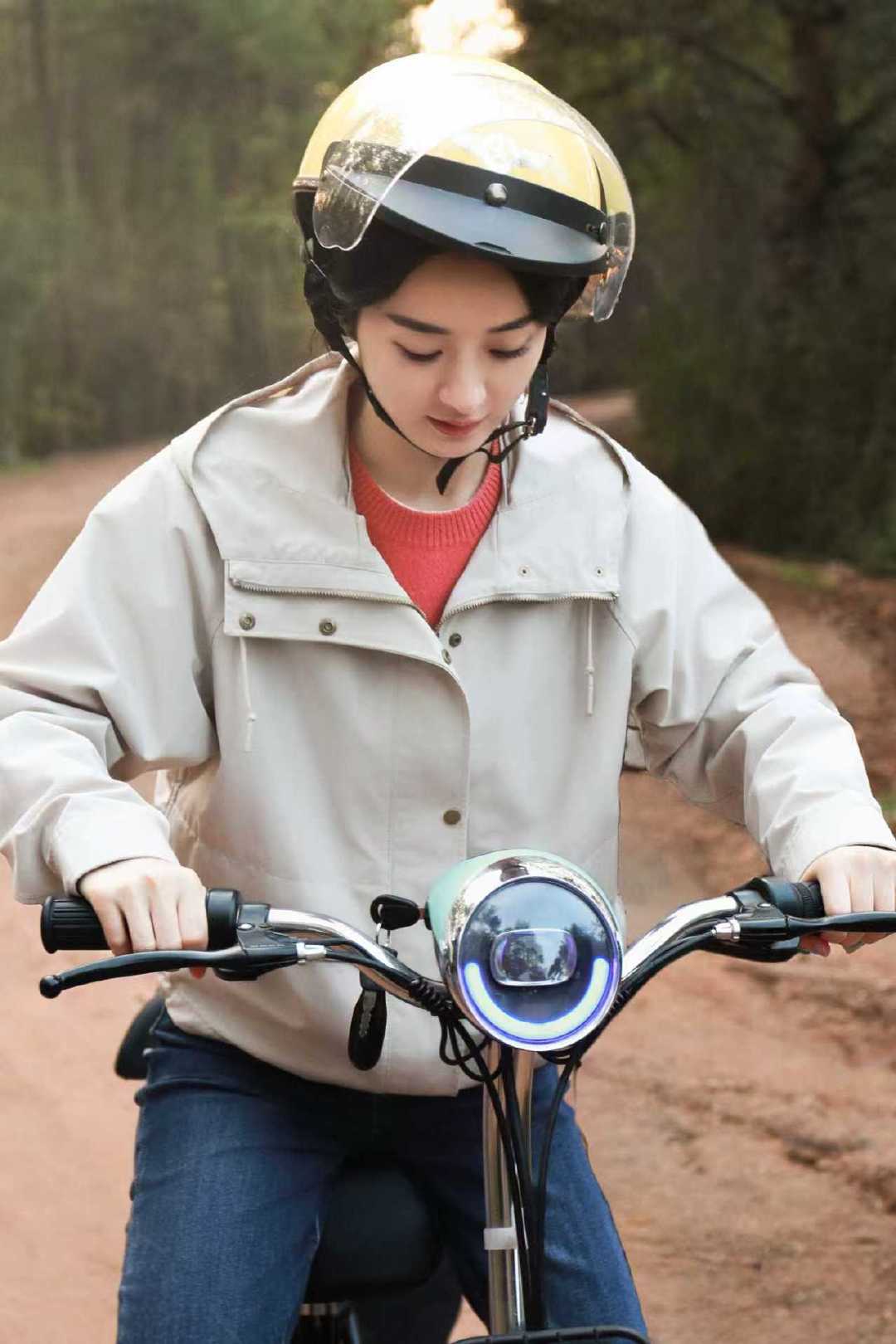 赵丽颖何幸福骑电动车剧照赵丽颖何幸福骑电动车剧照来啦，这个周一有何幸福陪我们度过