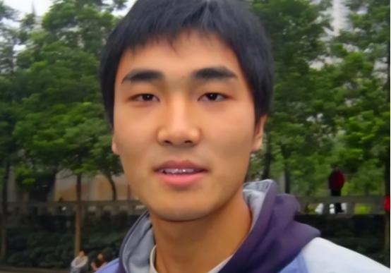 “每月就给我500块，资助不起装什么孙子！”2006年，贫困大学生向海清向媒体怒