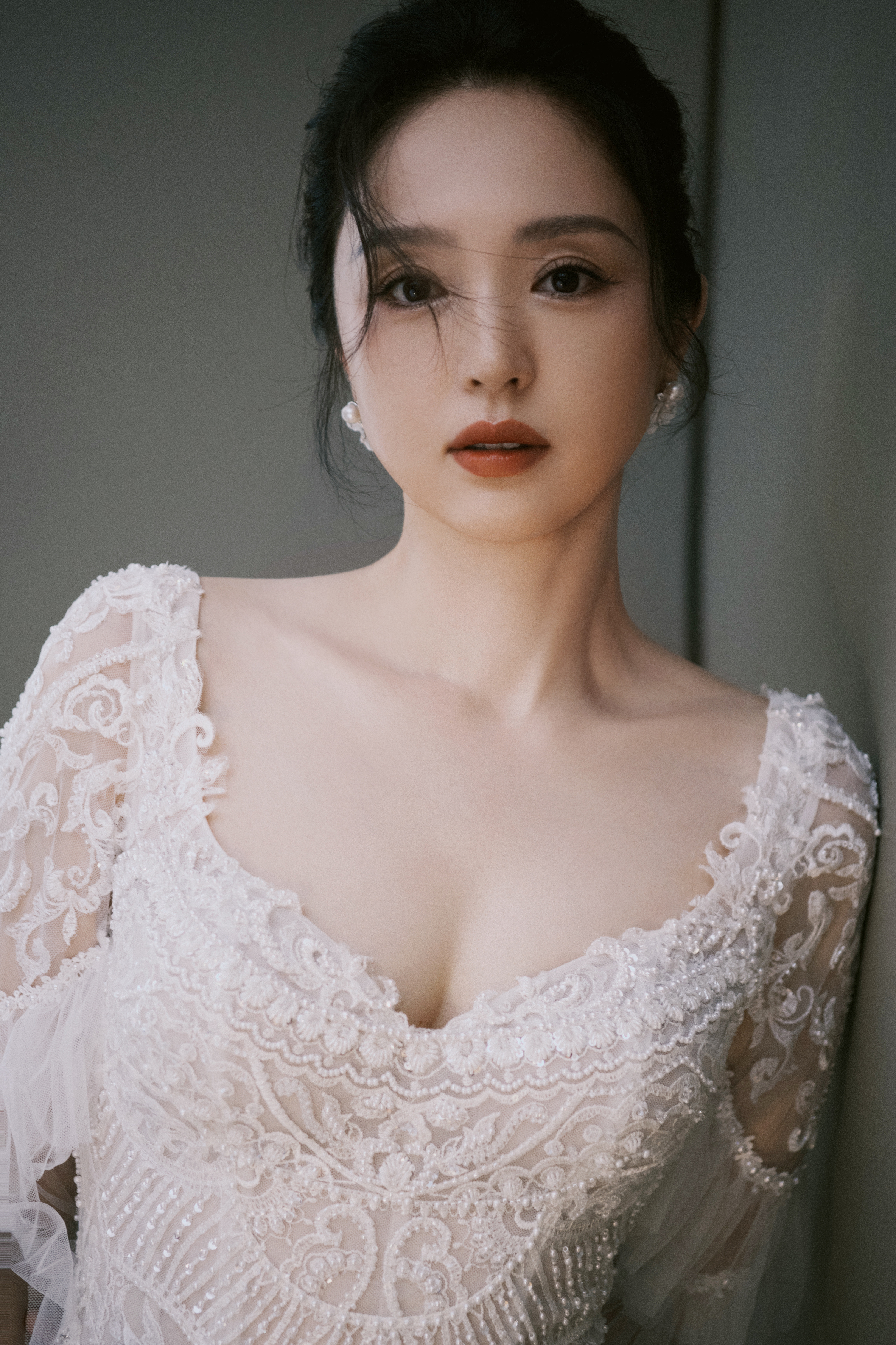 董璇  白色晚礼服内充满曲线美的魔鬼身材诱惑震撼，光滑白嫩，充满妖媚。 ​​​
