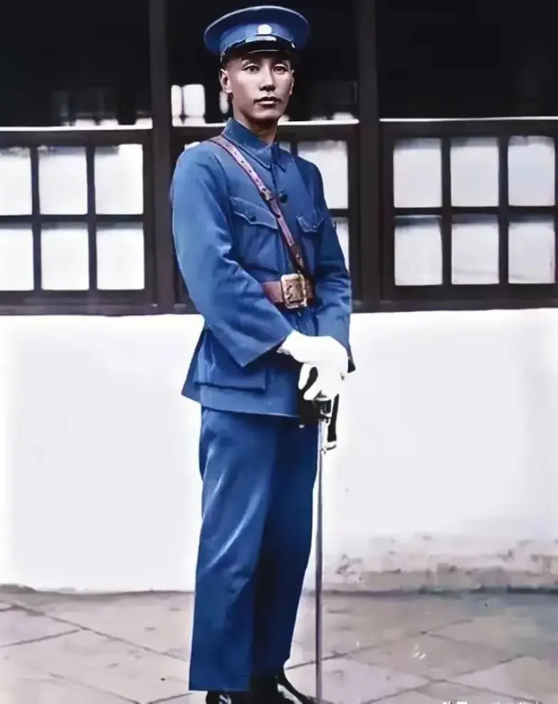 这才是他年轻时的真实相貌，不是演员饰演的！这张照片拍摄于1926年，照...