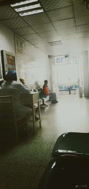 医院看病并非没钱就不医治。紧急情况时，像车祸、突发心脏病患者，医院会开通绿色通道