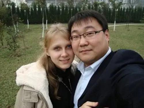 美国姑娘远嫁中国8年，回美国探亲哭了5天，母亲含泪：你以后别回来了
 
一位叫艾