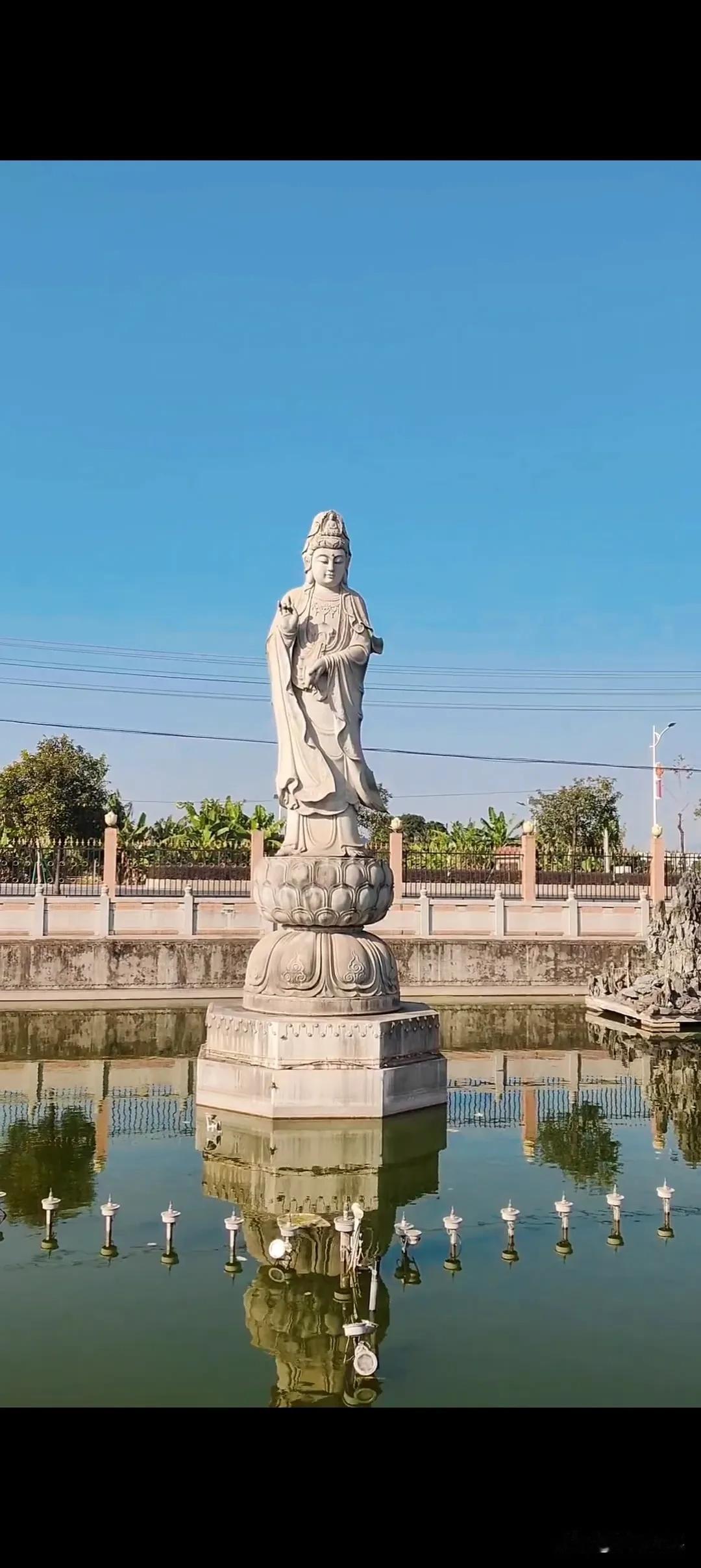 揭阳最大的观世音石像，座落在揭阳市揭西县东园镇赤岩村，观音菩萨建立在一个十分漂亮