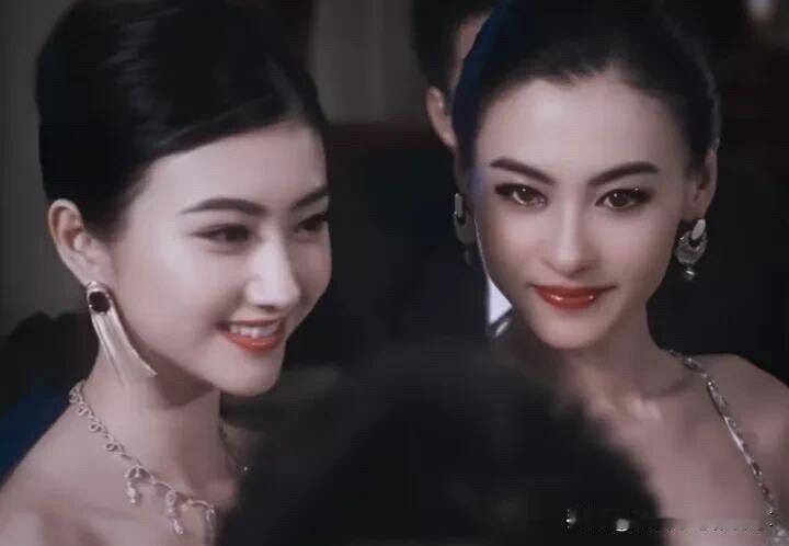 景甜她好漂亮，旁边的张柏芝真的是没法比啊。感觉景甜的眼睛特有灵气，水汪汪的，她的