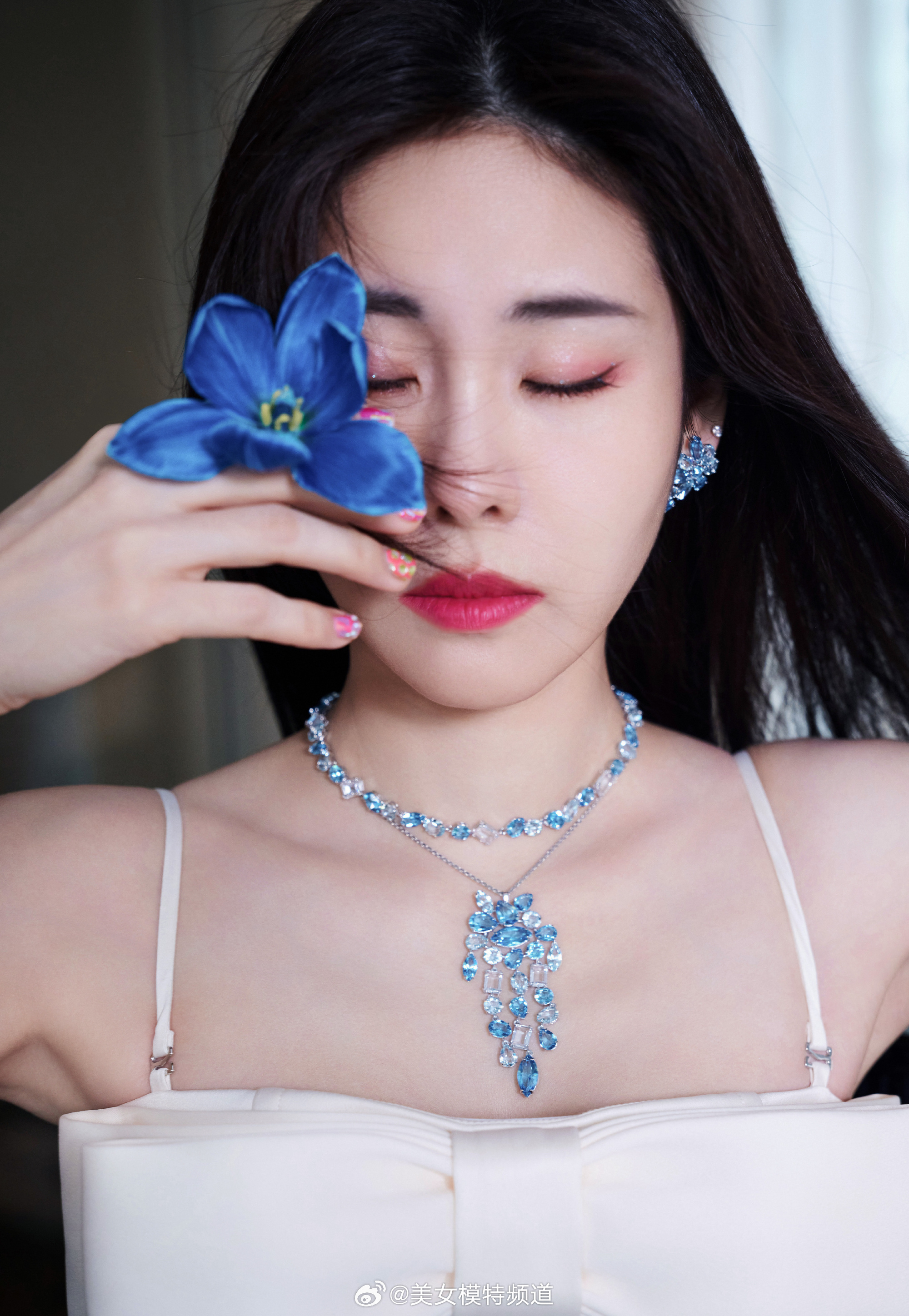 张碧晨红唇吊带写真 