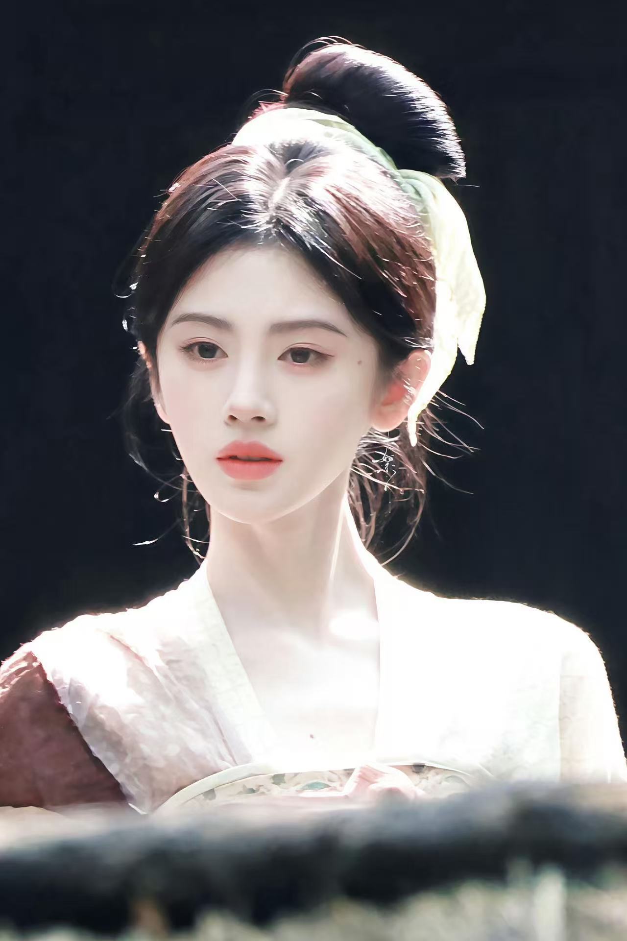 鞠婧祎手持加特林路透黑长直配暗黑装，眼神冷到能冻人，她单手一扛，全场静音。这反差