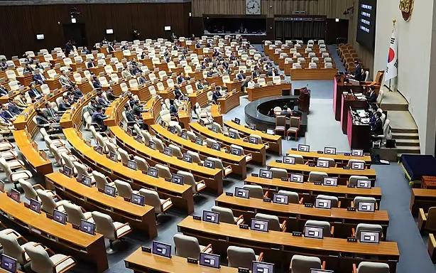 韩国尹大统领又搞事了！！！
根据央视新闻，当地时间6日，总台记者获悉，韩国国会被