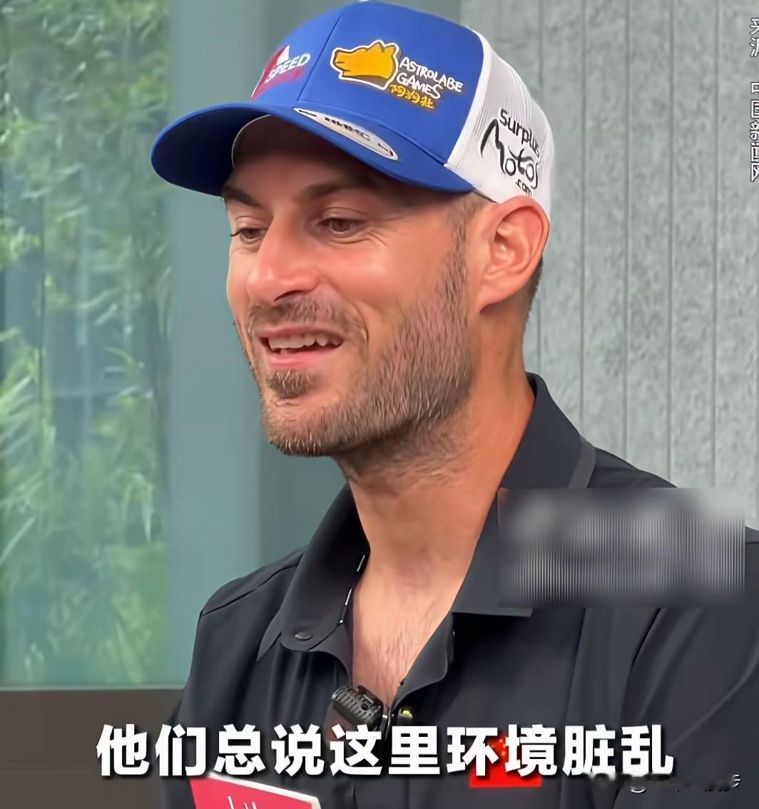 德比斯亲口说，在法国时，长期收看当地电视新闻报道，说中国环境差，民众日常行动处处