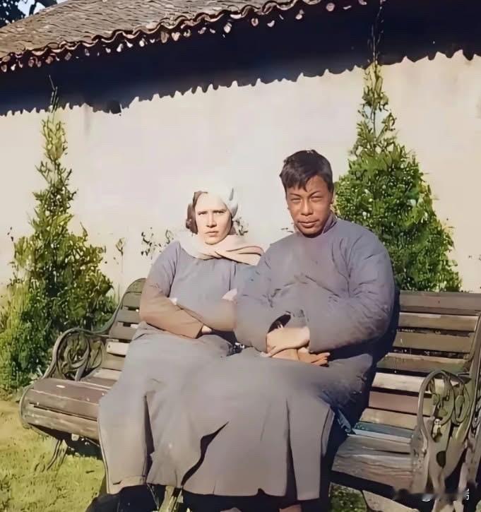 这张照片记录了 1939年 蒋经国与妻子蒋方良在浙江奉化溪口老家为母亲毛福梅守孝