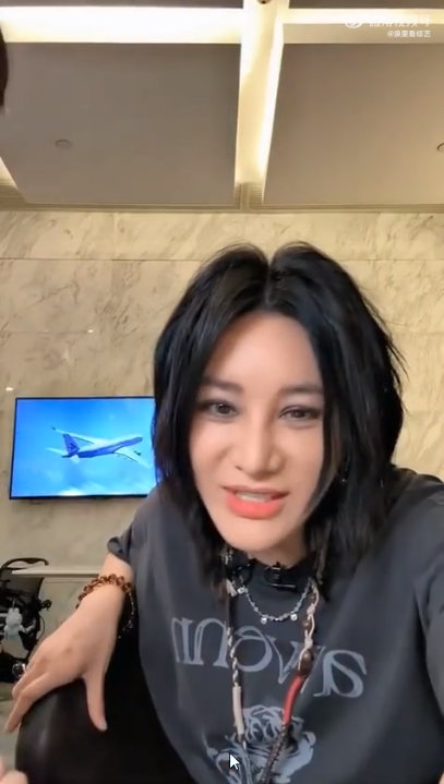 尚雯婕[超话]尚雯婕给joyce带中国美瞳尚雯婕这波操作太会了！五种颜色美瞳 +
