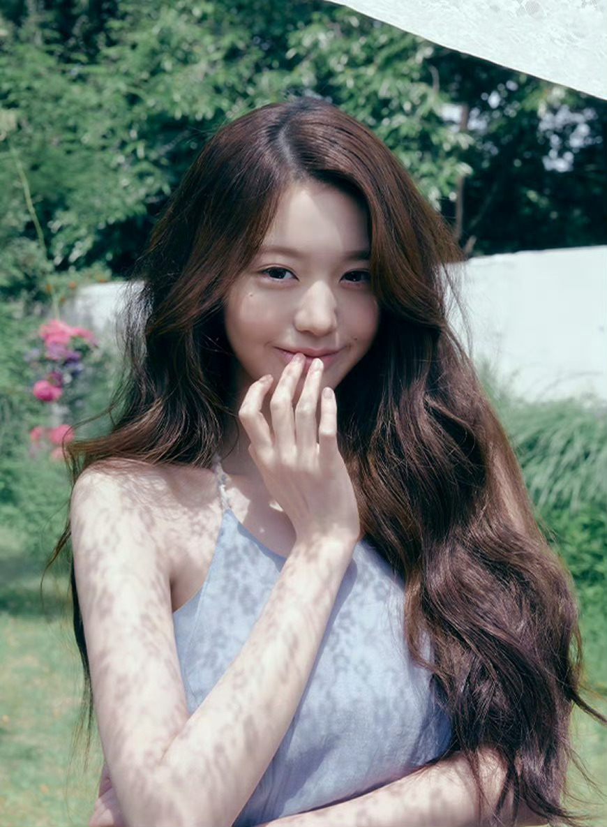 唉这种邻家女儿感干干净净的妆造出现在这里真的完全是浪费…… ​​​