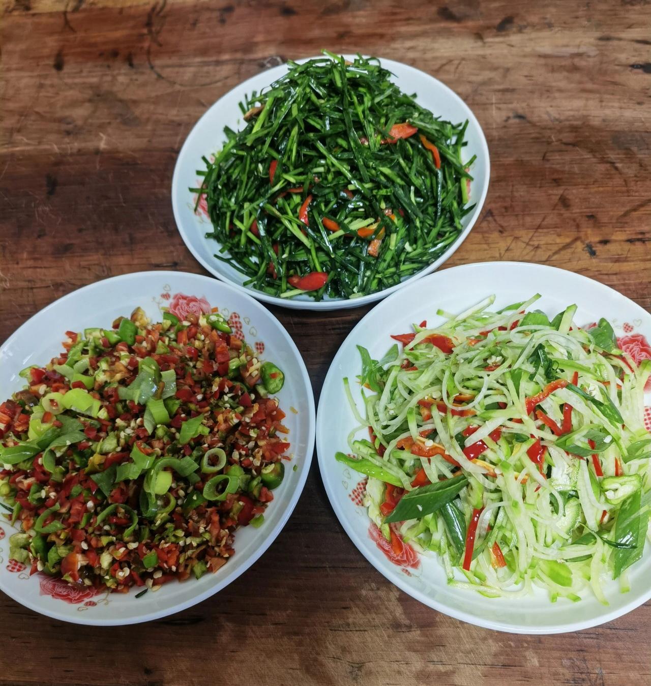 甘肃的三大硬菜我们这的人吃饭，少不了这三盘：一盘炸辣子（葱和辣子），一盘韭菜红辣