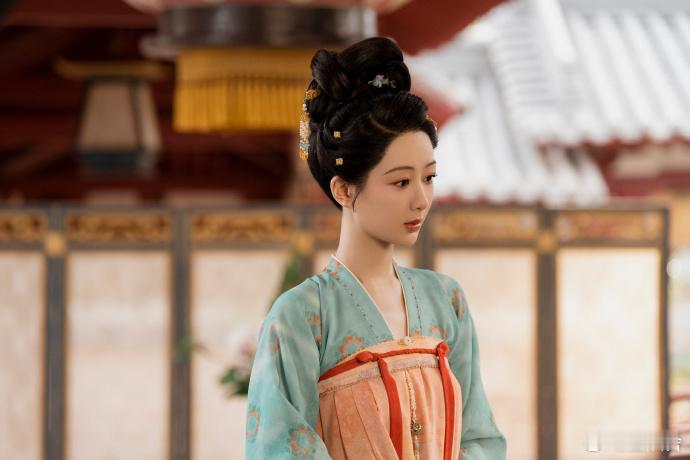 杨紫何惟芳人间或许苦难多  杨紫何惟芳要努力要笑才有希望  生活的苦难像凛冽的寒