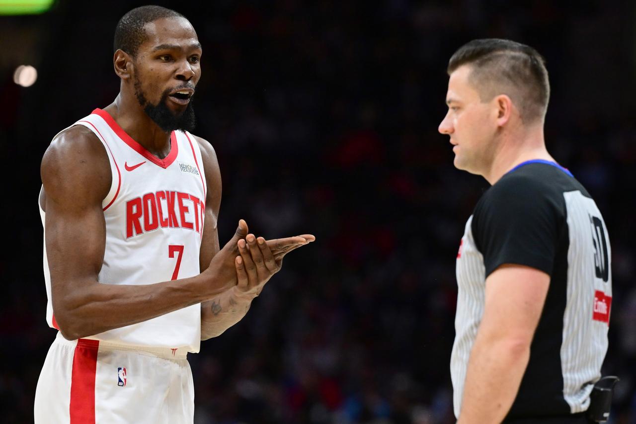 虽然说火箭队并不是一支三分大队，他们的三分产量低，命中率也不是特别高。火箭队更多