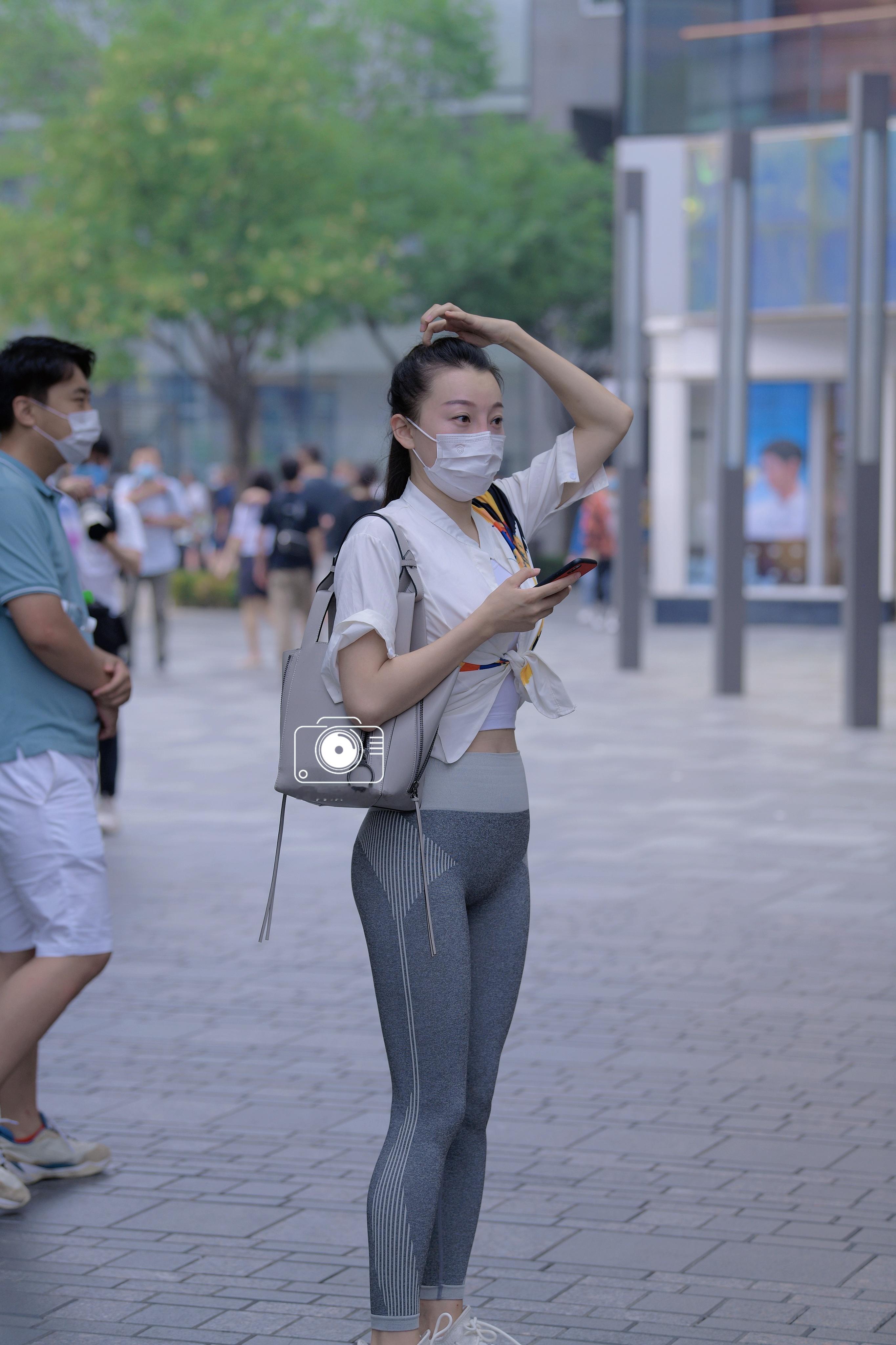 #重庆街拍[超话]# 没关系的，不用理解，各有各的路。#街拍# [吃瓜][吃瓜]