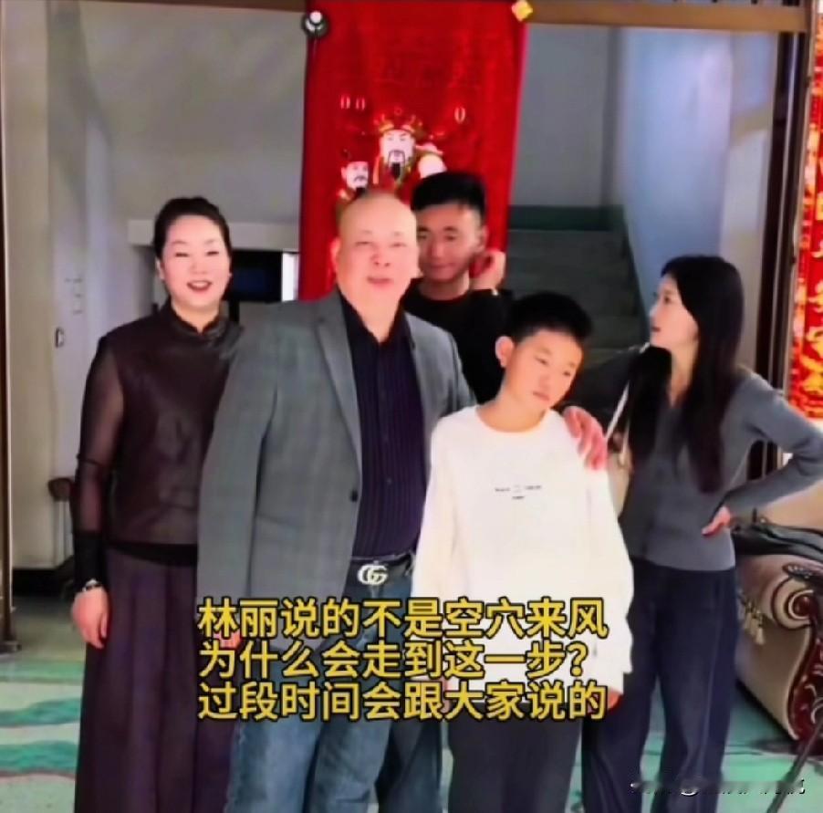 网友说：从这个画面就看出来了哪里不对，

你看厉怀远媳妇背一个包，两手叉腰，一看