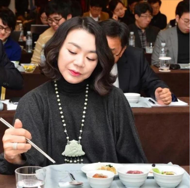 2014年，一架从美国飞往韩国的飞机的头等舱中，一个名叫赵显娥的乘客，向空乘人员