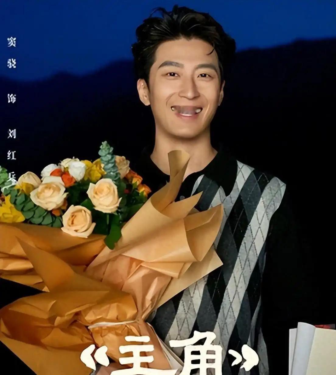 16年前，窦骁染着黄发、穿着牛仔装，骑着山地车，一身很酷的模样在校园里偶遇了一位