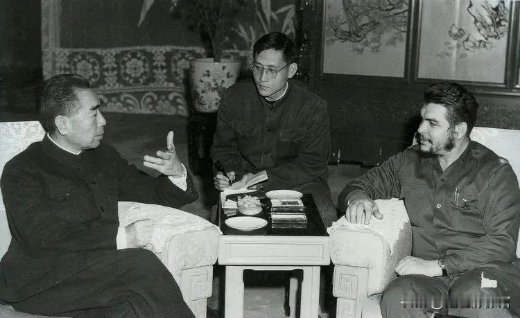 这是周总理与切·格瓦拉的会谈留影，访华期间二人于会客厅促膝长谈。总理从容畅谈，格