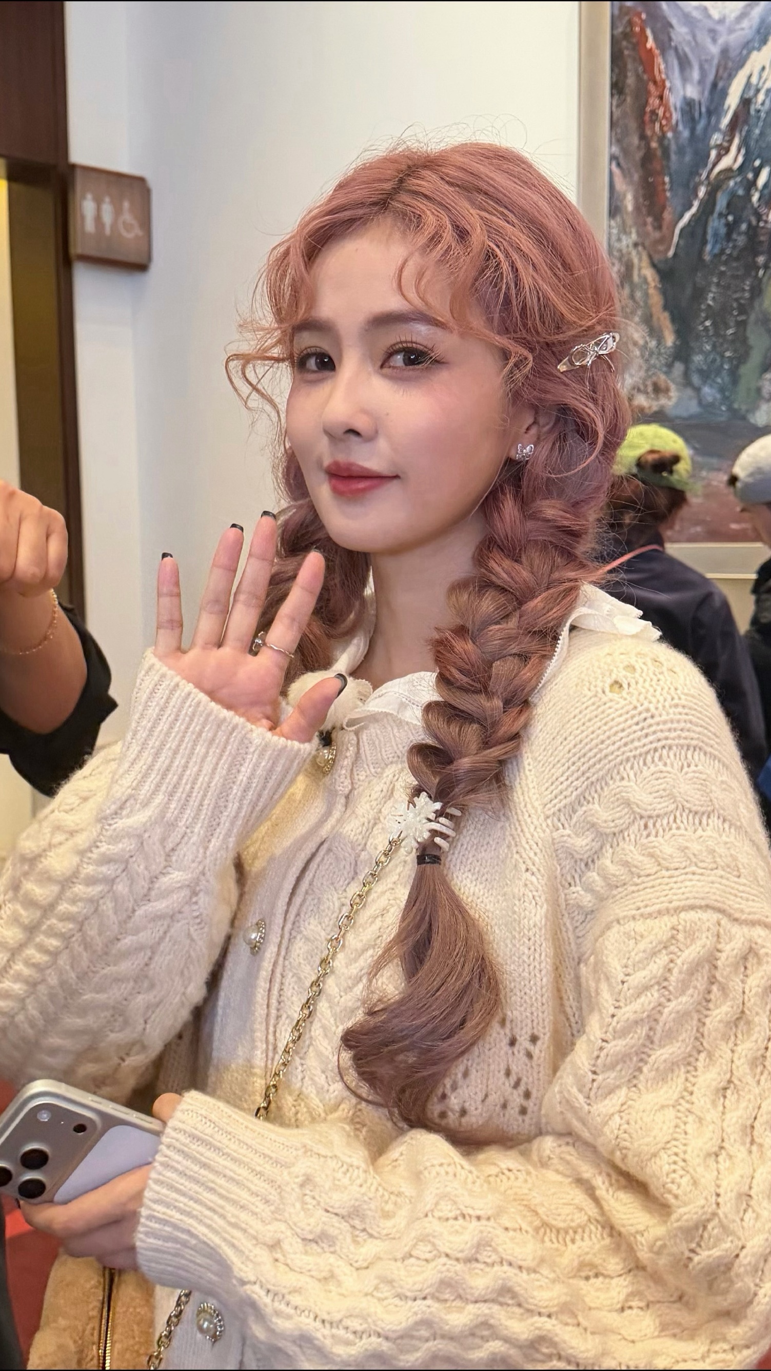 白鹿好多股麻花辫，森系鹿鹿甜美上线。白鹿