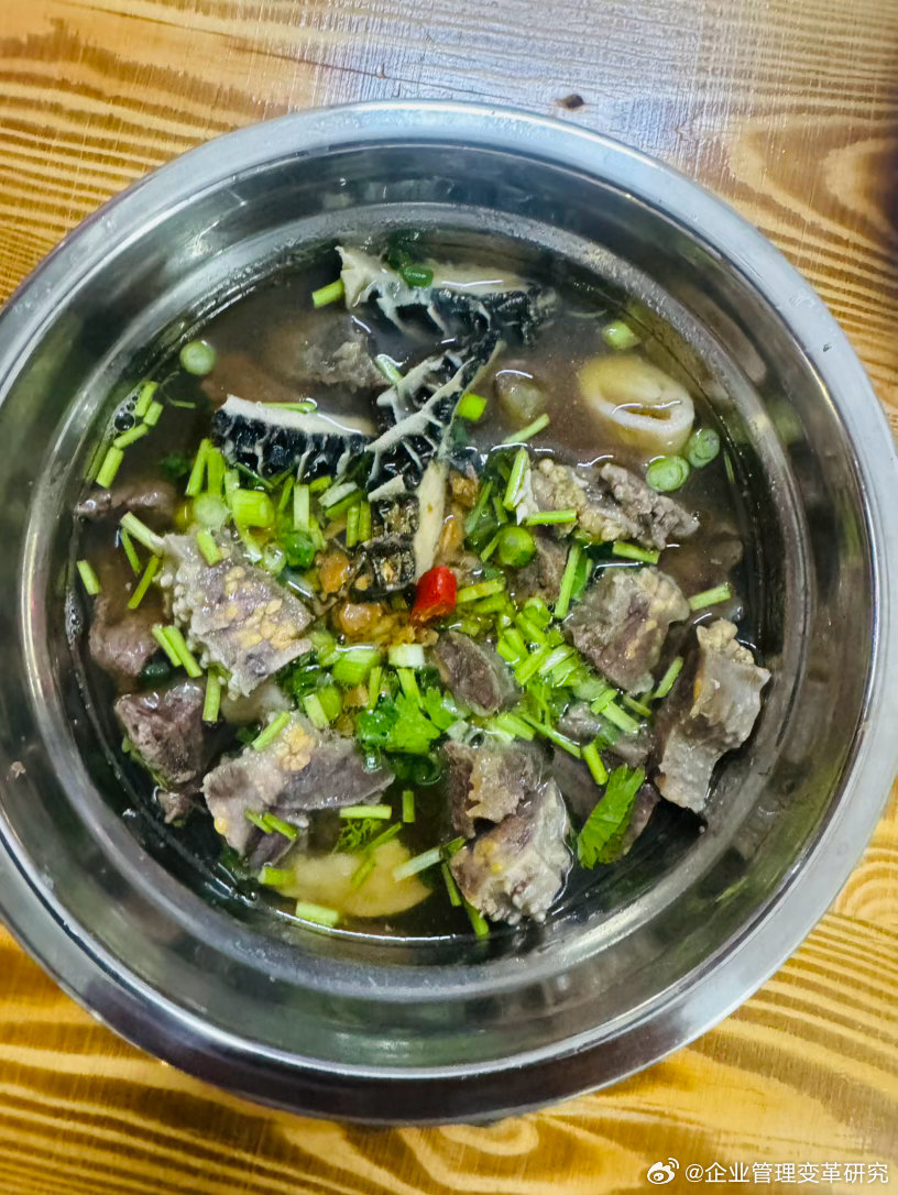 禾乸籺，是茂名特色小吃，有杂粮、煮汤、猪杂、脆皮等几种做法，香脆。茂名的牛杂也不
