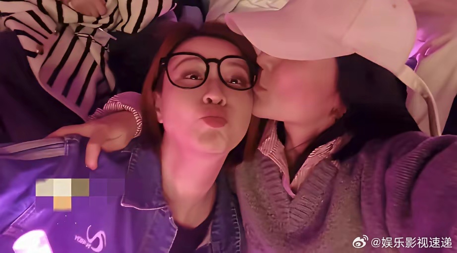 3月28日张杰鸟巢演唱会第2场，谢娜忙坏了，亲完杜华亲秦岚，还要蹦迪，晚上接张杰