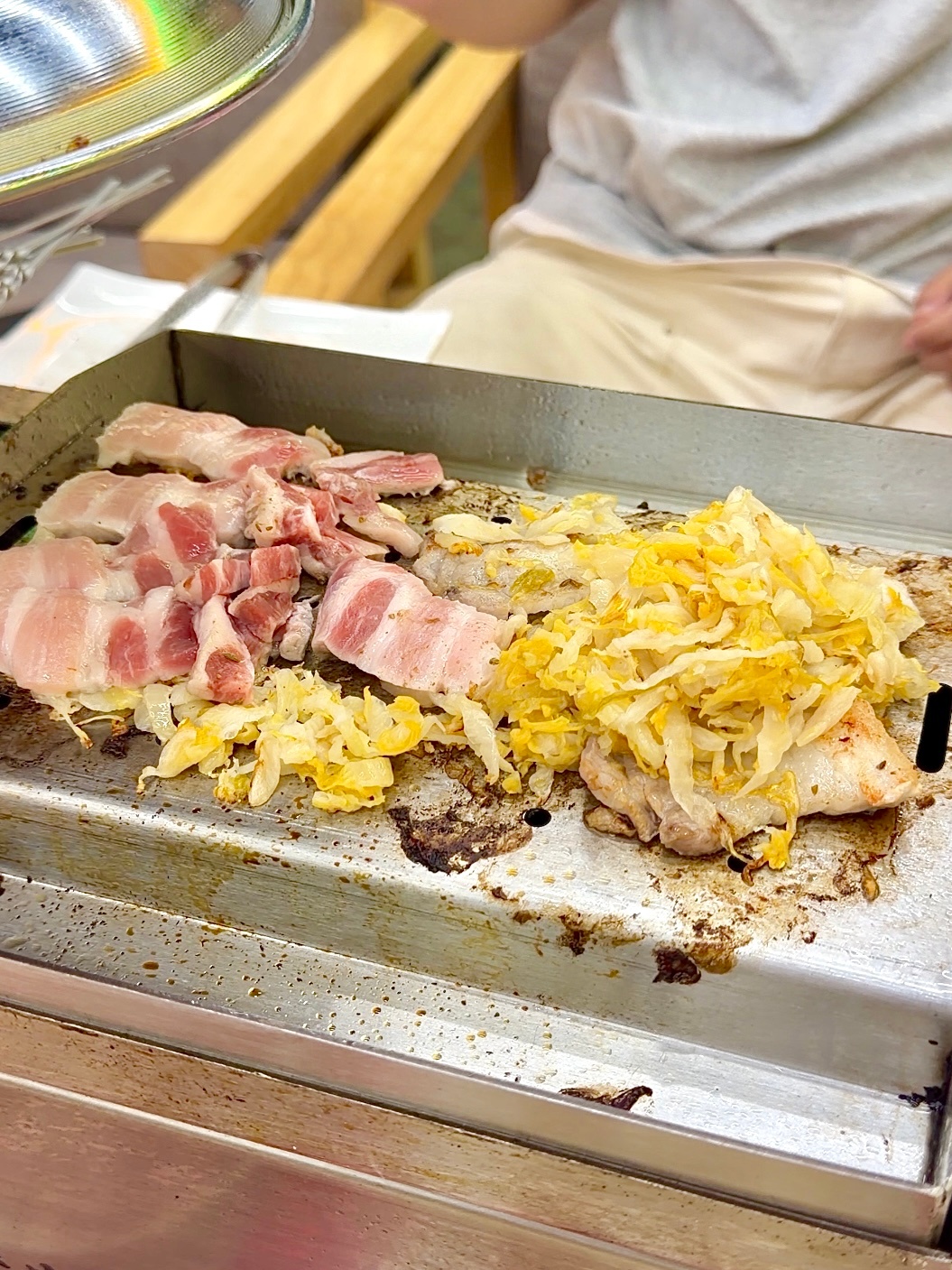 吃饭！羊肉两块钱一串！！！！！ 青岛羊肉八块一串没舍得点过 幸福得像在做梦