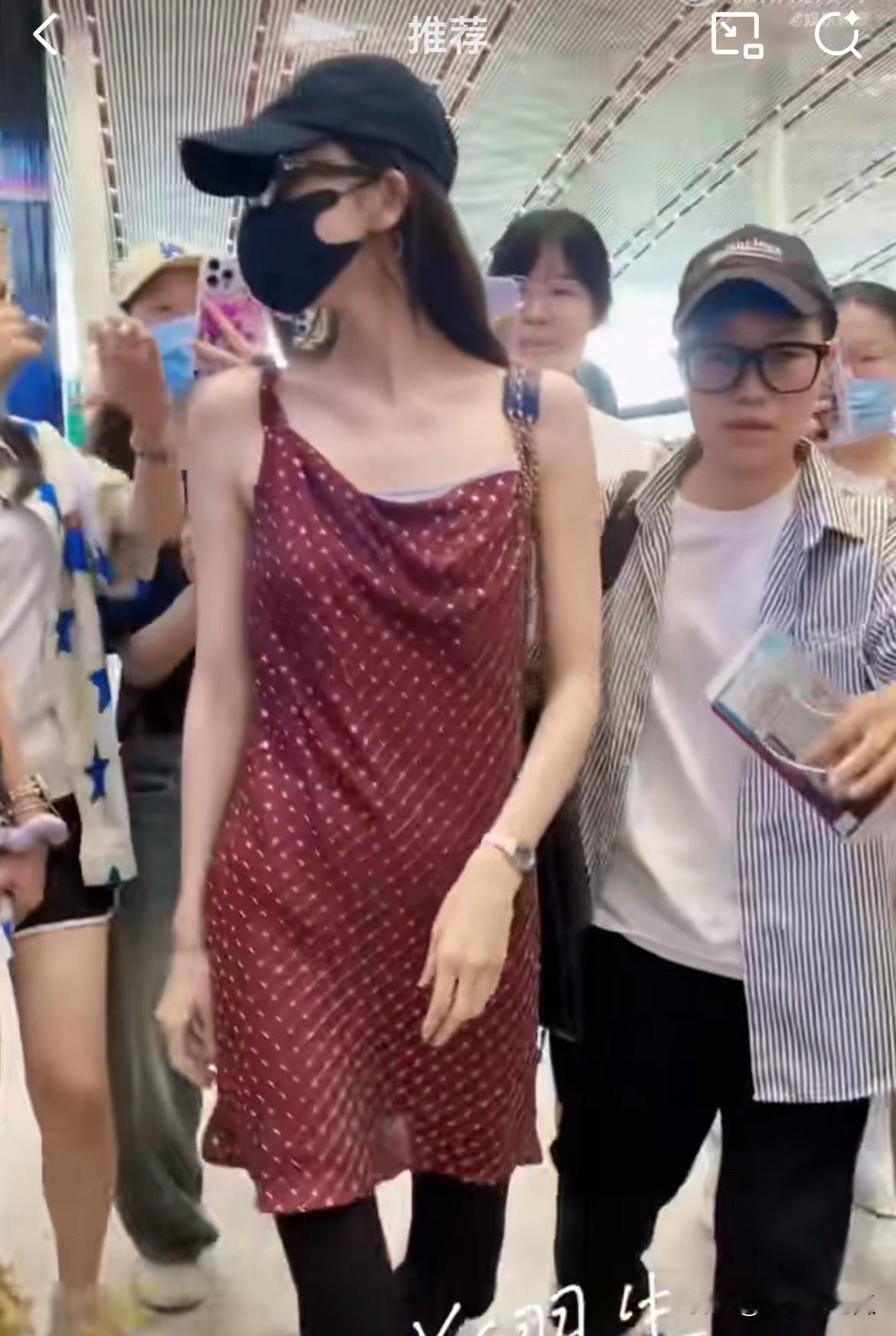 娜扎能不能收手了
这种审美真的健康吗？
今天的娜扎冲上热搜，不是因为她造型出圈了