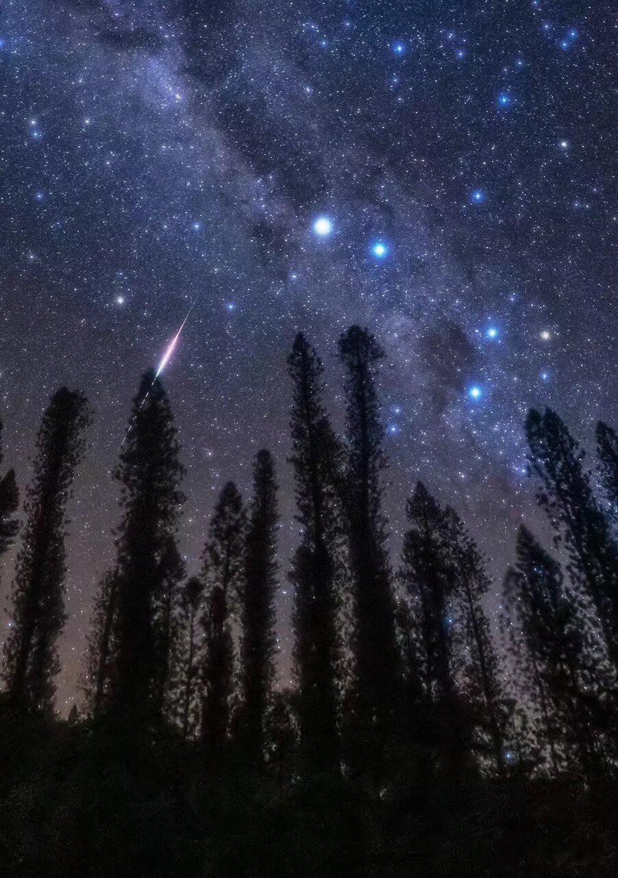 日本著名天文插画师KAGAYA五月份在南太平洋拍的一颗宝瓶座ETa流星🌠🌠 