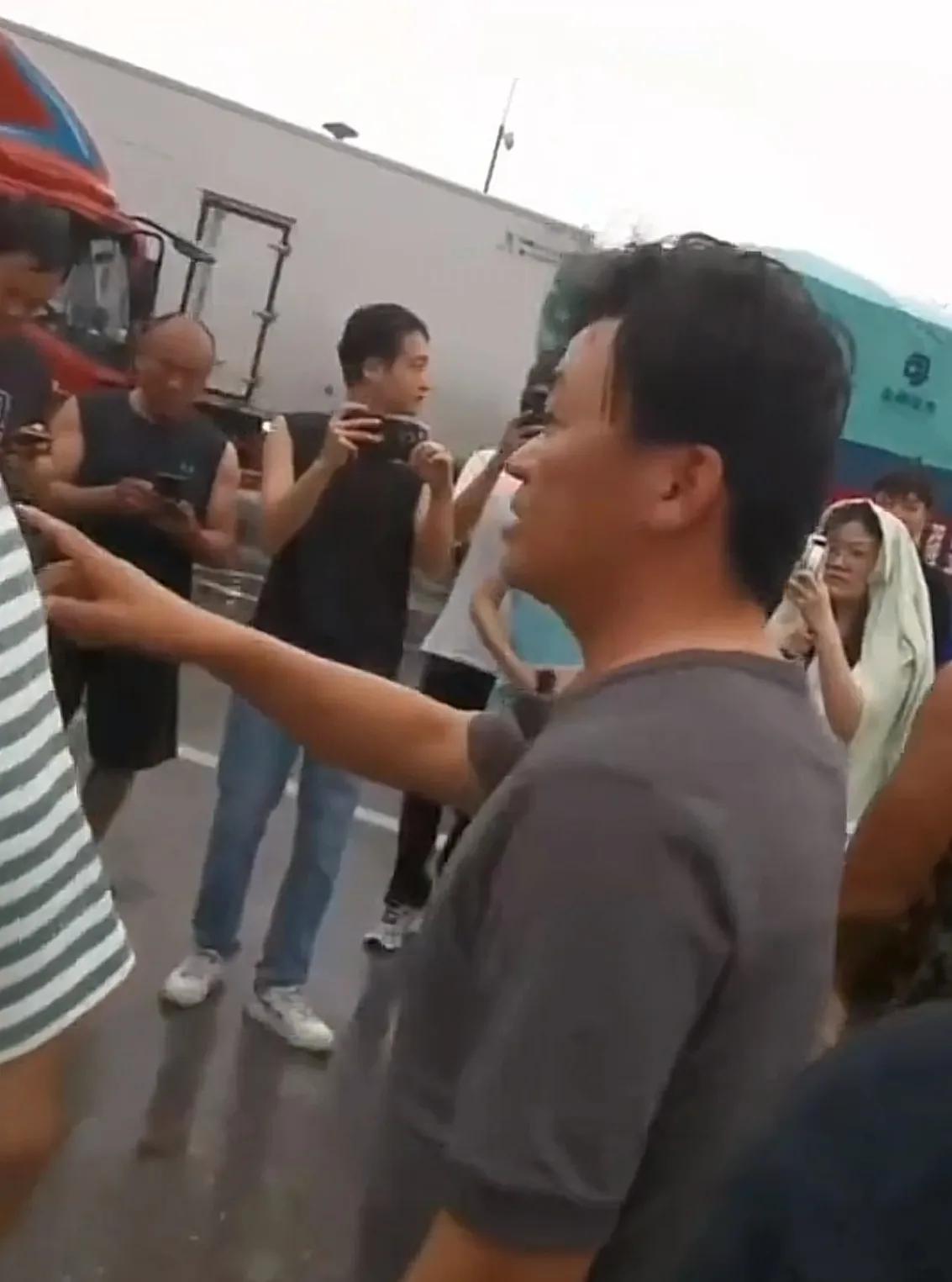 王宝强，亲自押送6车物资送往河北，这才是网友应该追的偶像明星！

8月5日，王宝