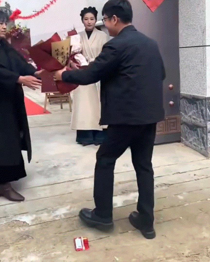 笑不活，河南，一男子去对象家提亲，结果上门时，把门口等待的丈母娘一眼认出来了，但