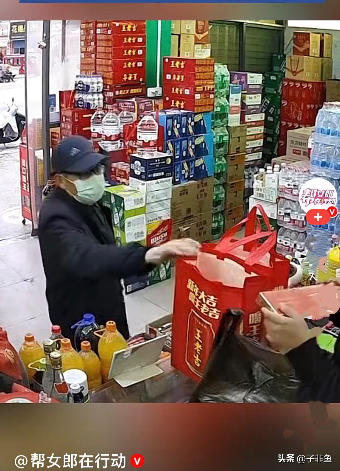 男子伎俩太拙劣，女店主太机智……
   近日，陕西西安一戴帽子、戴口罩男子去一小