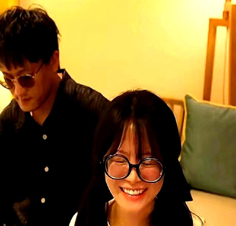 火了三年的“力饼媛”铁三角，彻底散了。
 
宣布消息的二饼直播时眼眶发红，声音发