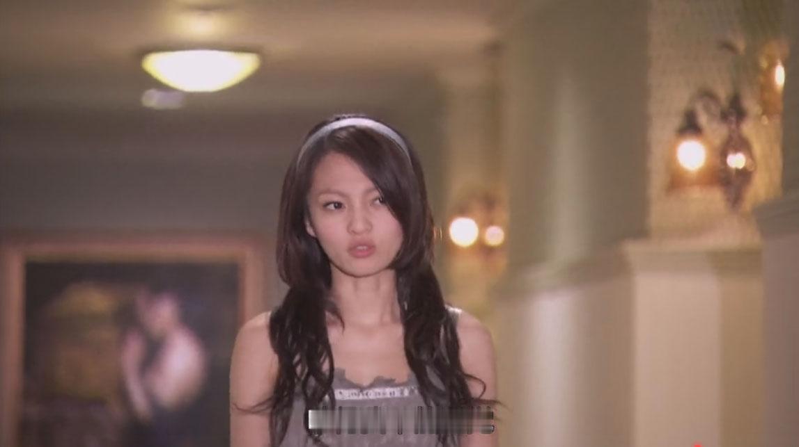 小麦的灰吊带跟灰头箍很搭。
#公主小妹#